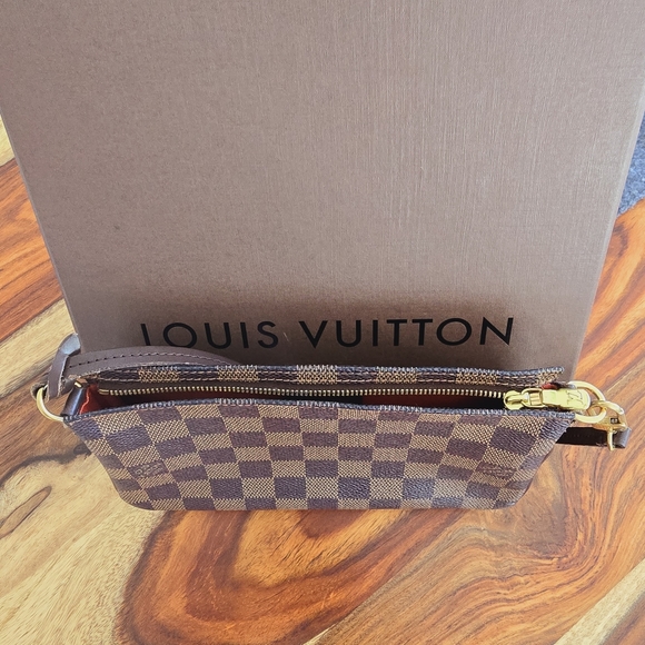 Authentic Louis Vuitton Navona damier ebene with original box. - Picture 3 of 15